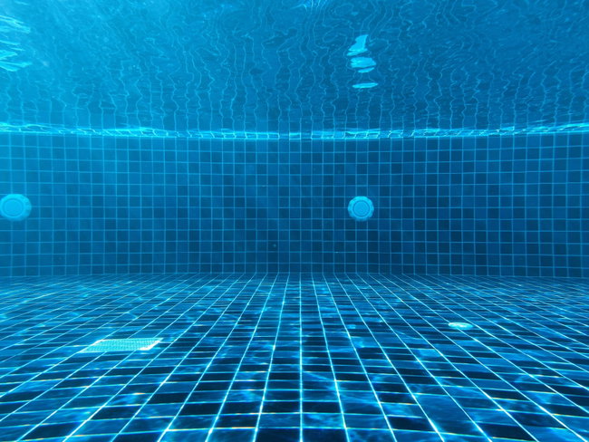 poolplatz.de-blog-stosschlorung schweimmbad unter wasser dunkel blaue fliessen