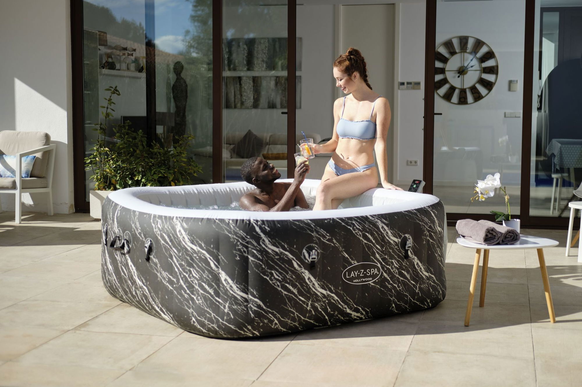 Bestway LAY-Z-SPA Hollywood AirJet LED-Whirlpool für 6 Personen