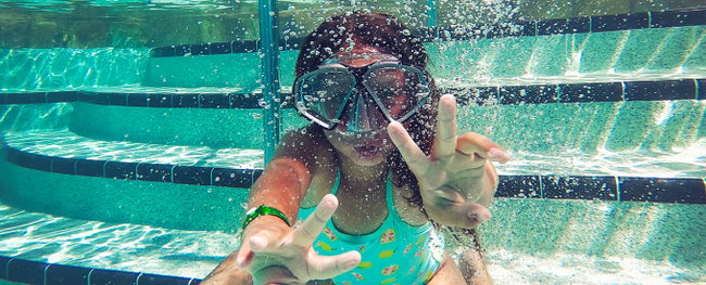 poolplatz.de-blog-sandfiltertest taucherin unter wasser mit tauscherbrille