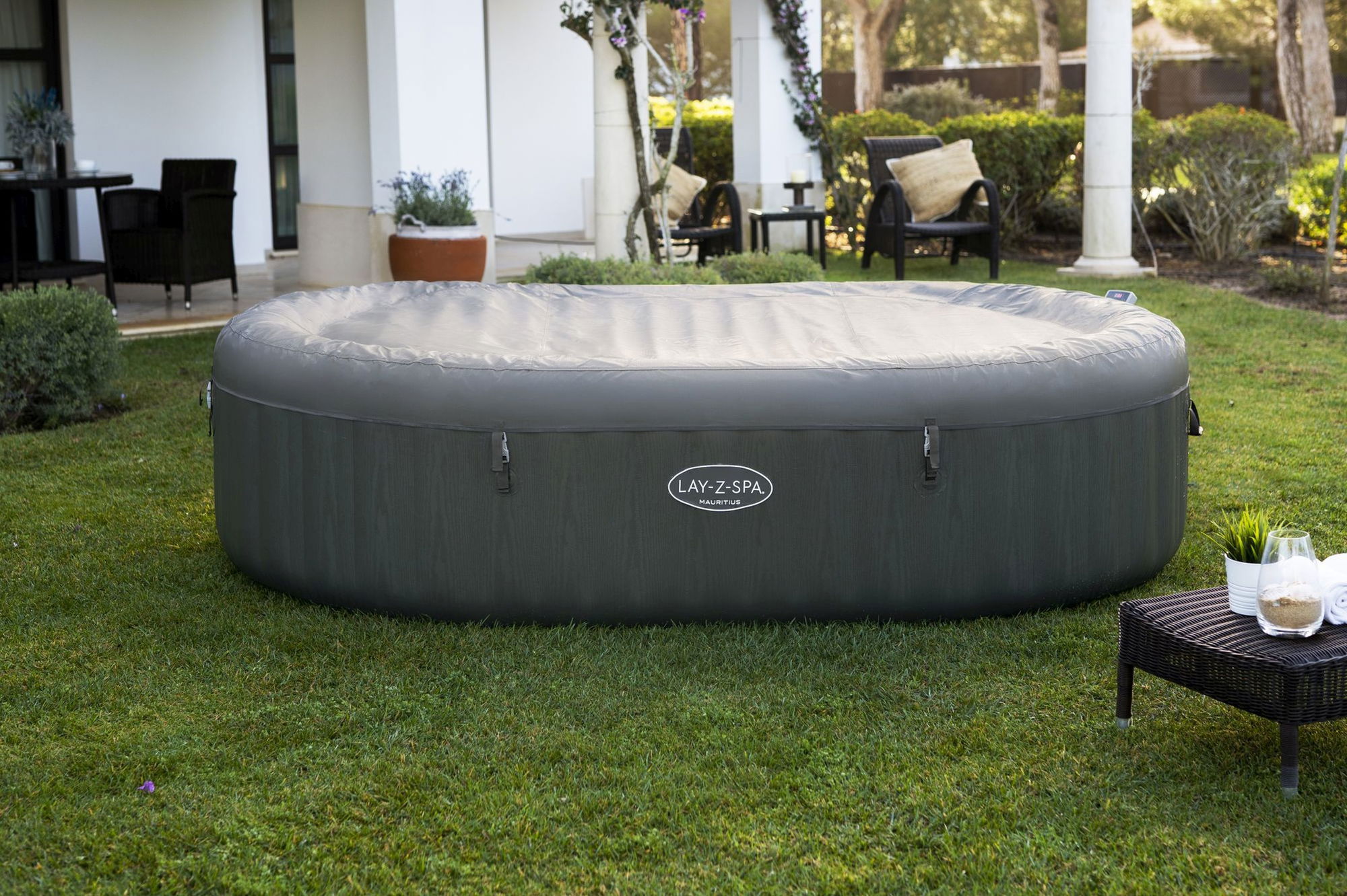 LAY-Z-SPA Mauritius AirJet XXL-Whirlpool für 7 Personen