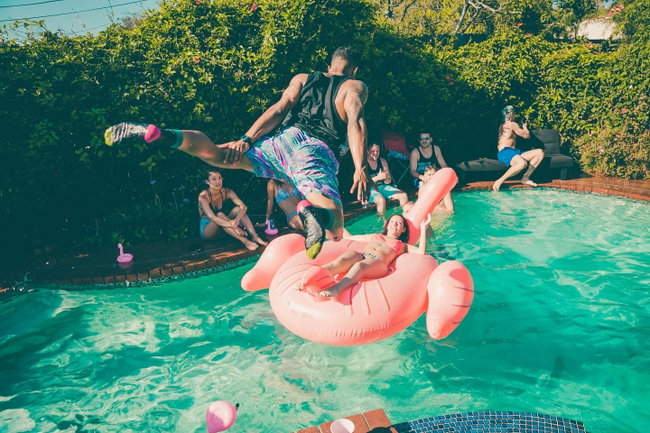 poolparty-poolplatz.de mann spring in den pool