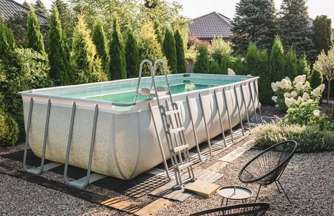 salzwasserpool stahlrahmenpool im garten mit poolleiter