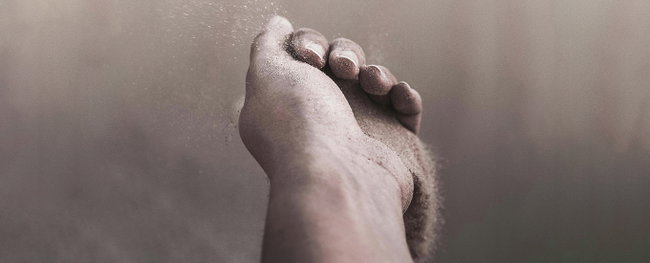 poolplatz.de-blog-sandfilteranlage hand aus der sand rieselt